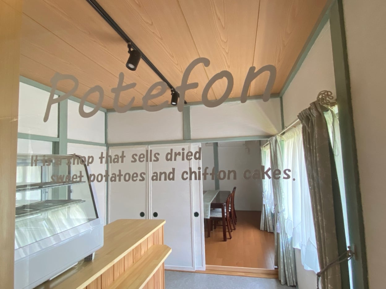 鏡に貼られたカッティングシート