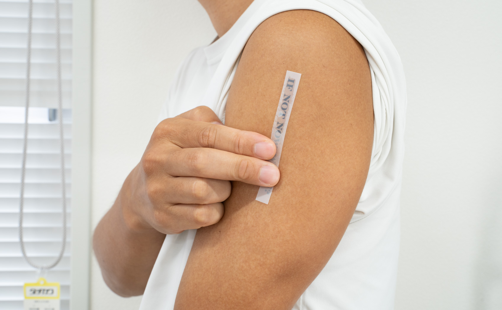 ダイソーのタトゥーシールを左腕に貼る