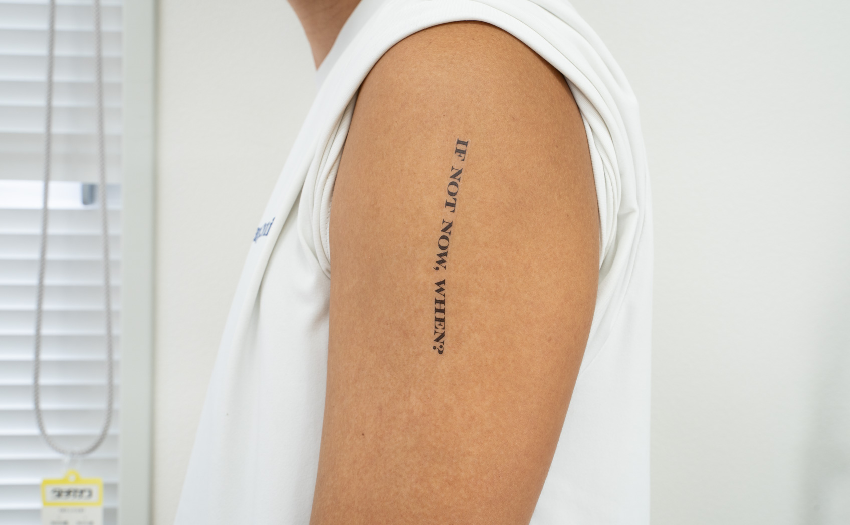 ダイソーのタトゥーシールを左腕に貼る