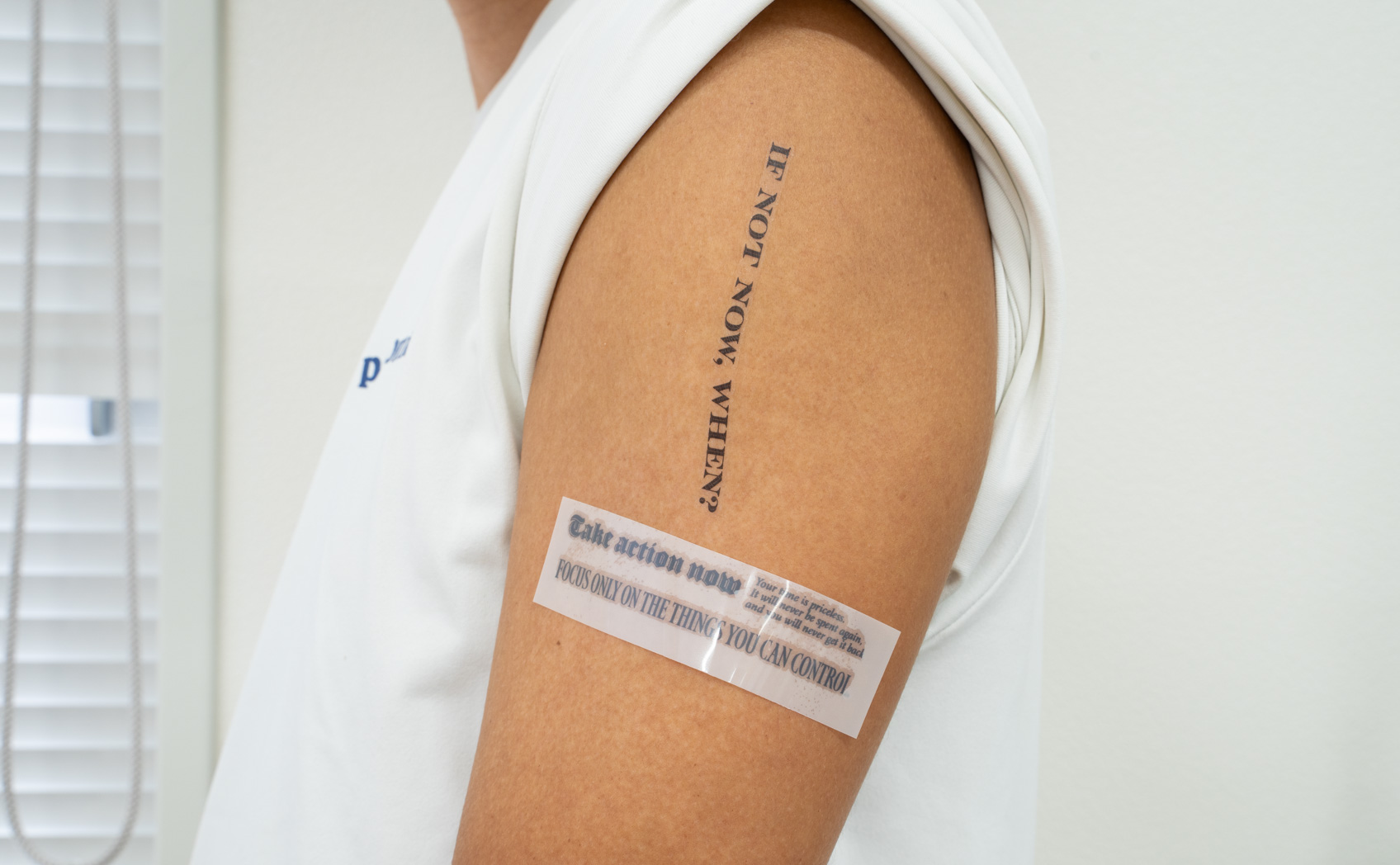 ダイソーのタトゥーシールを左腕に貼る