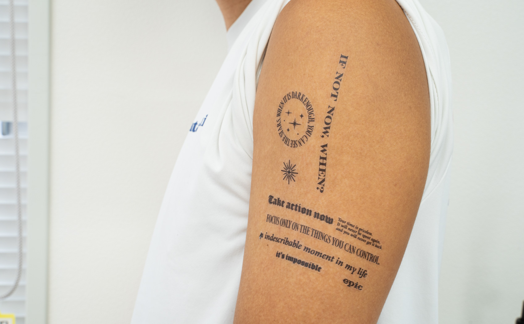 ダイソーのタトゥーシールを左腕に貼る