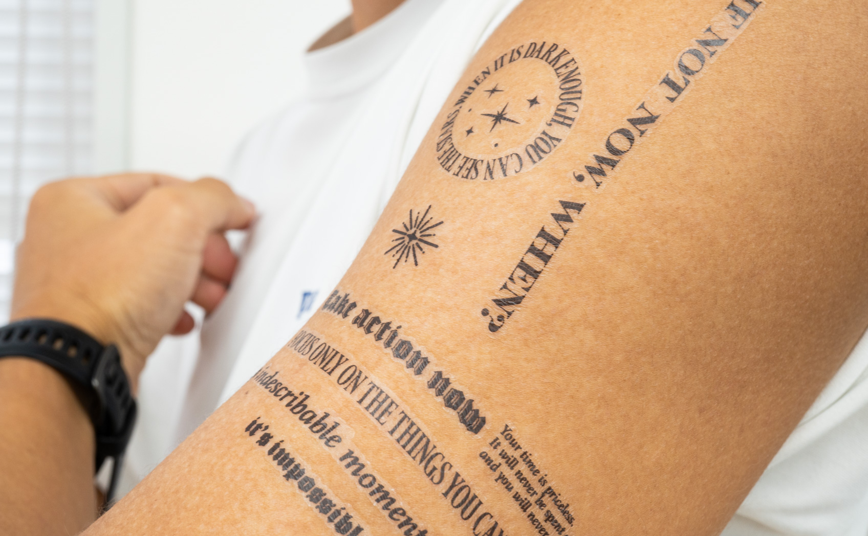 ダイソーのタトゥーシールを左腕に貼る 拡大