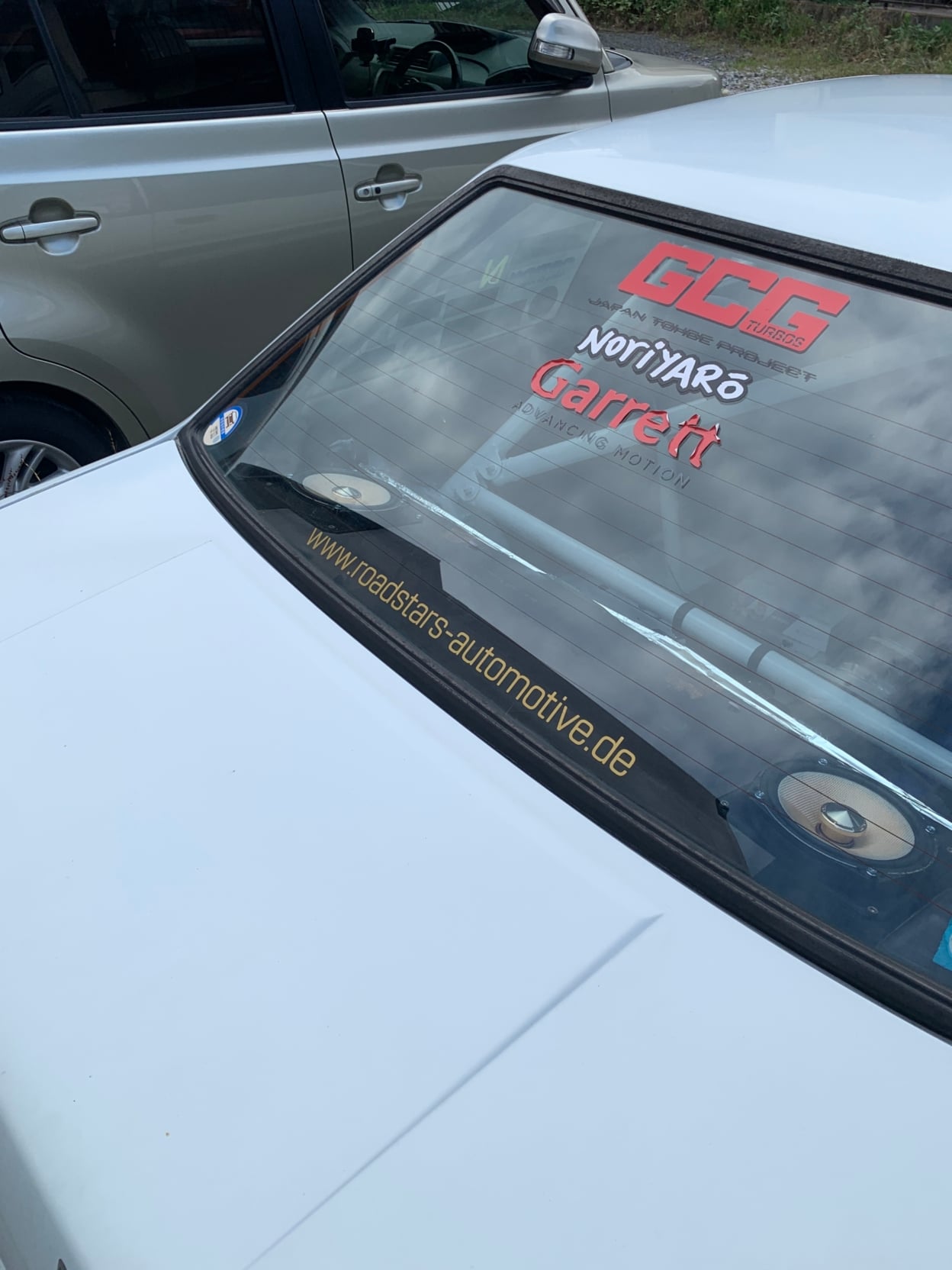 かっこいい車のガラスに貼られたクワックワークスのカッティングシート