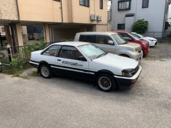 自動車部品販売会社の車に、社名とURLのカッティングステッカー！