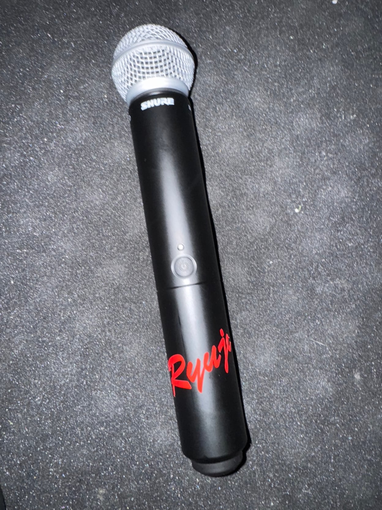 マイ・マイクに貼られたカッティングシートの正面からの写真