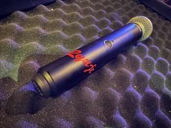 バンドのボーカル用マイクに、かっこいいカッティングステッカー！