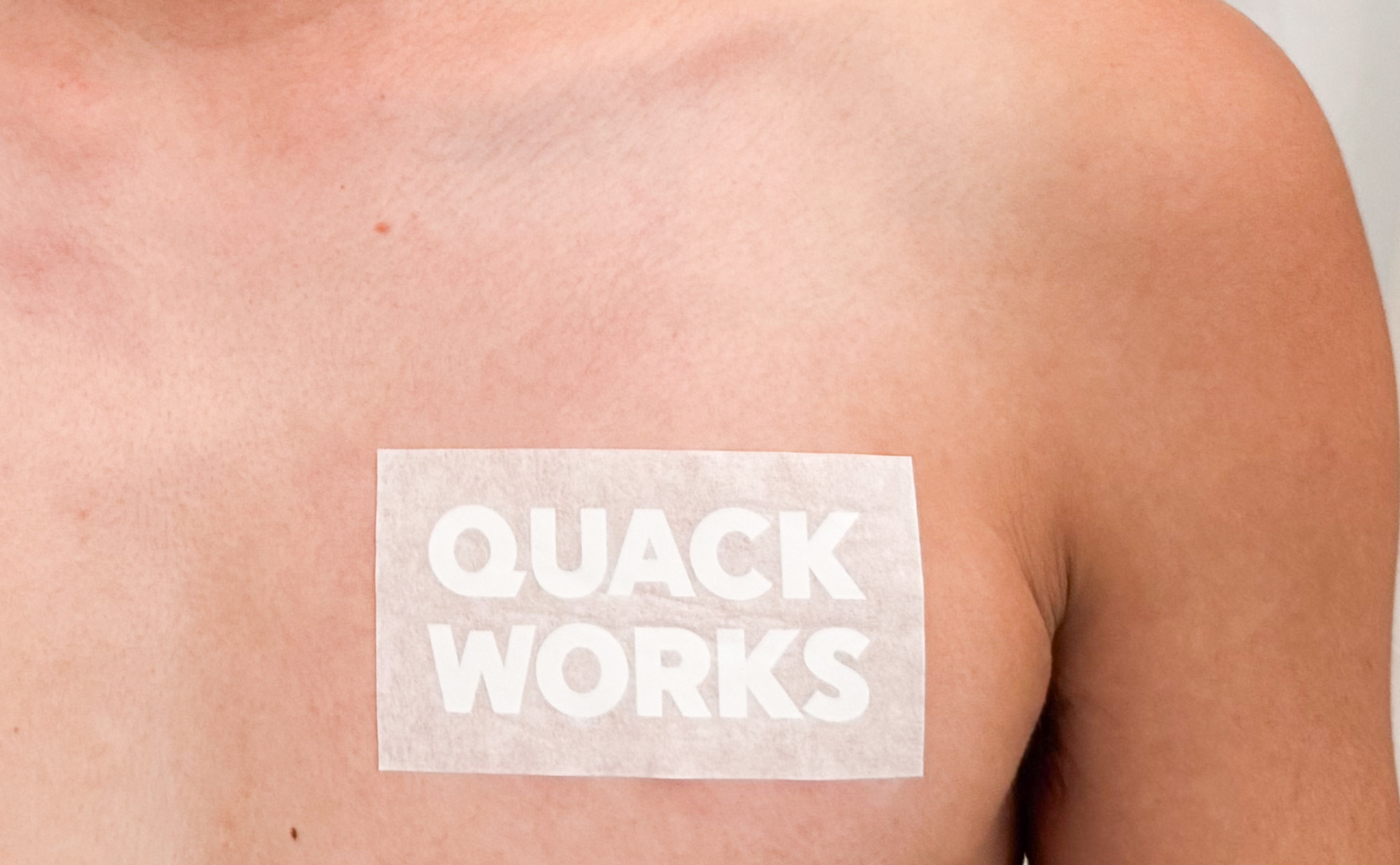 肌にカッティングシートは貼れるのか。そして日焼け跡はできるのかの実験