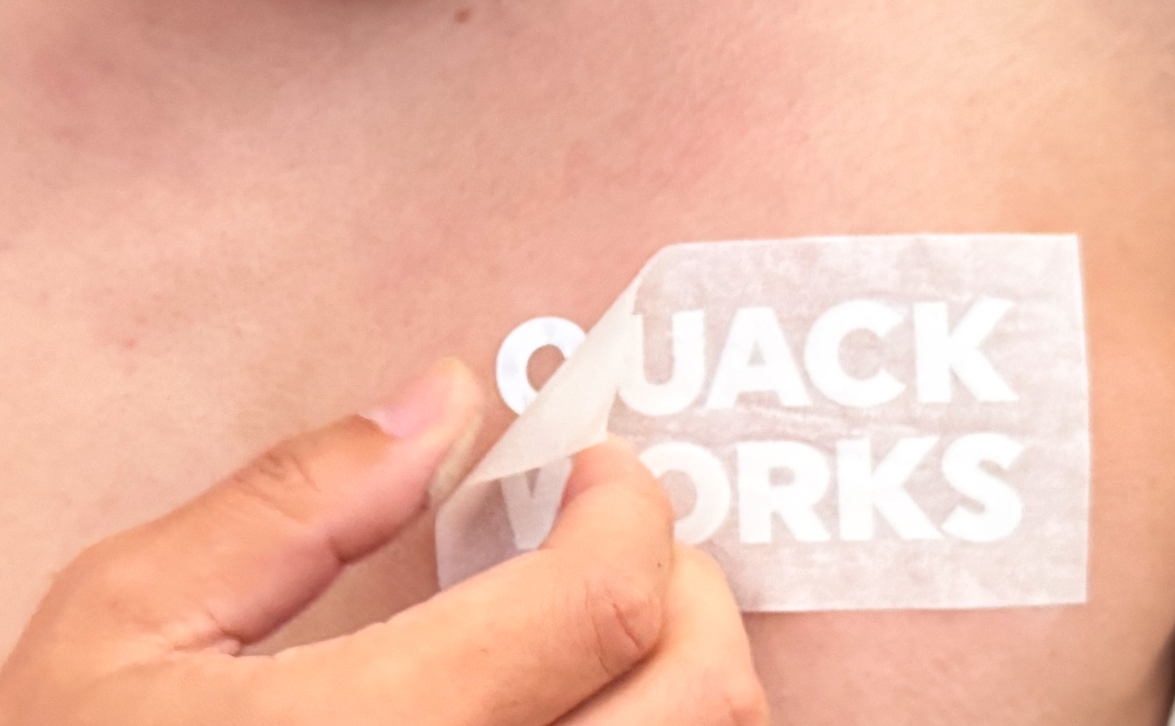 肌にカッティングシートは貼れるのか。そして日焼け跡はできるのかの実験