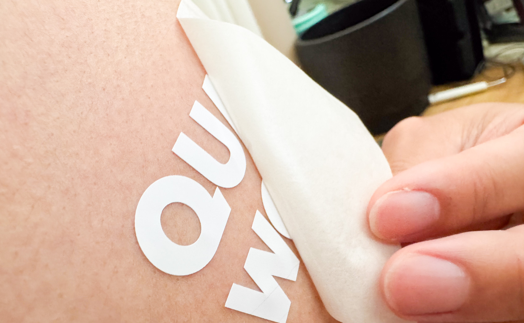 肌にカッティングシートは貼れるのか。そして日焼け跡はできるのかの実験