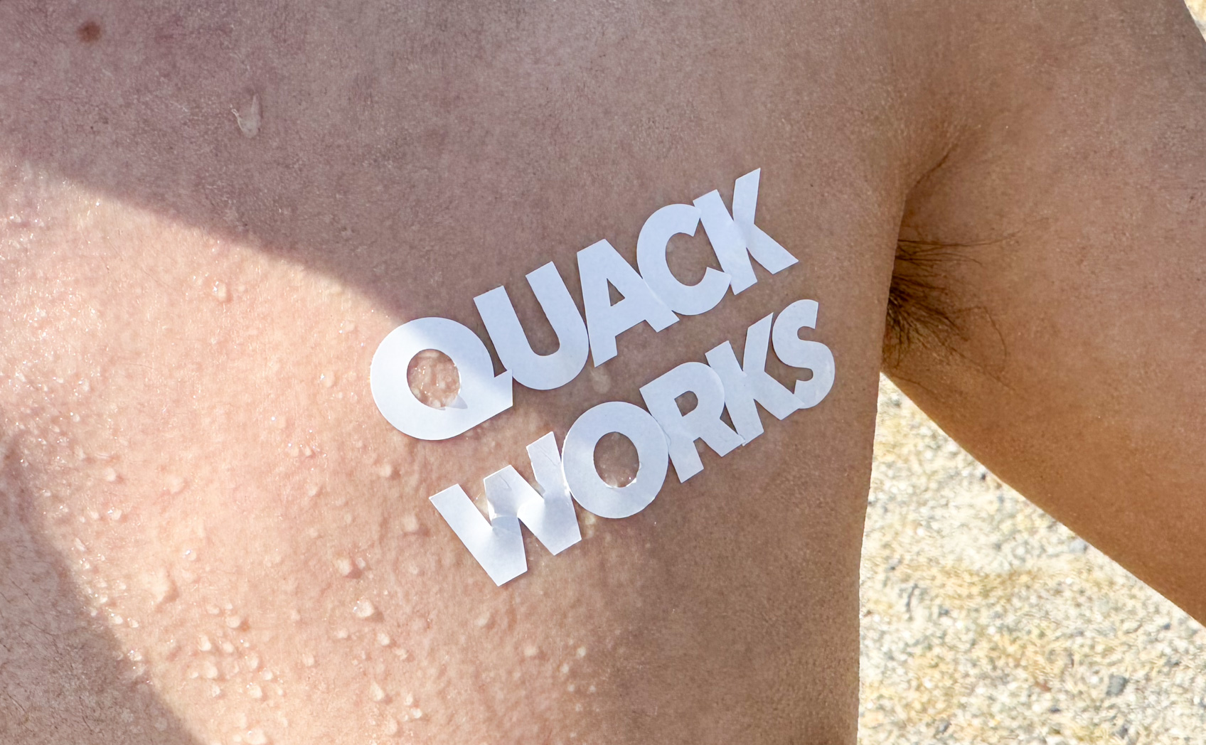 肌にカッティングシートは貼れるのか。そして日焼け跡はできるのかの実験