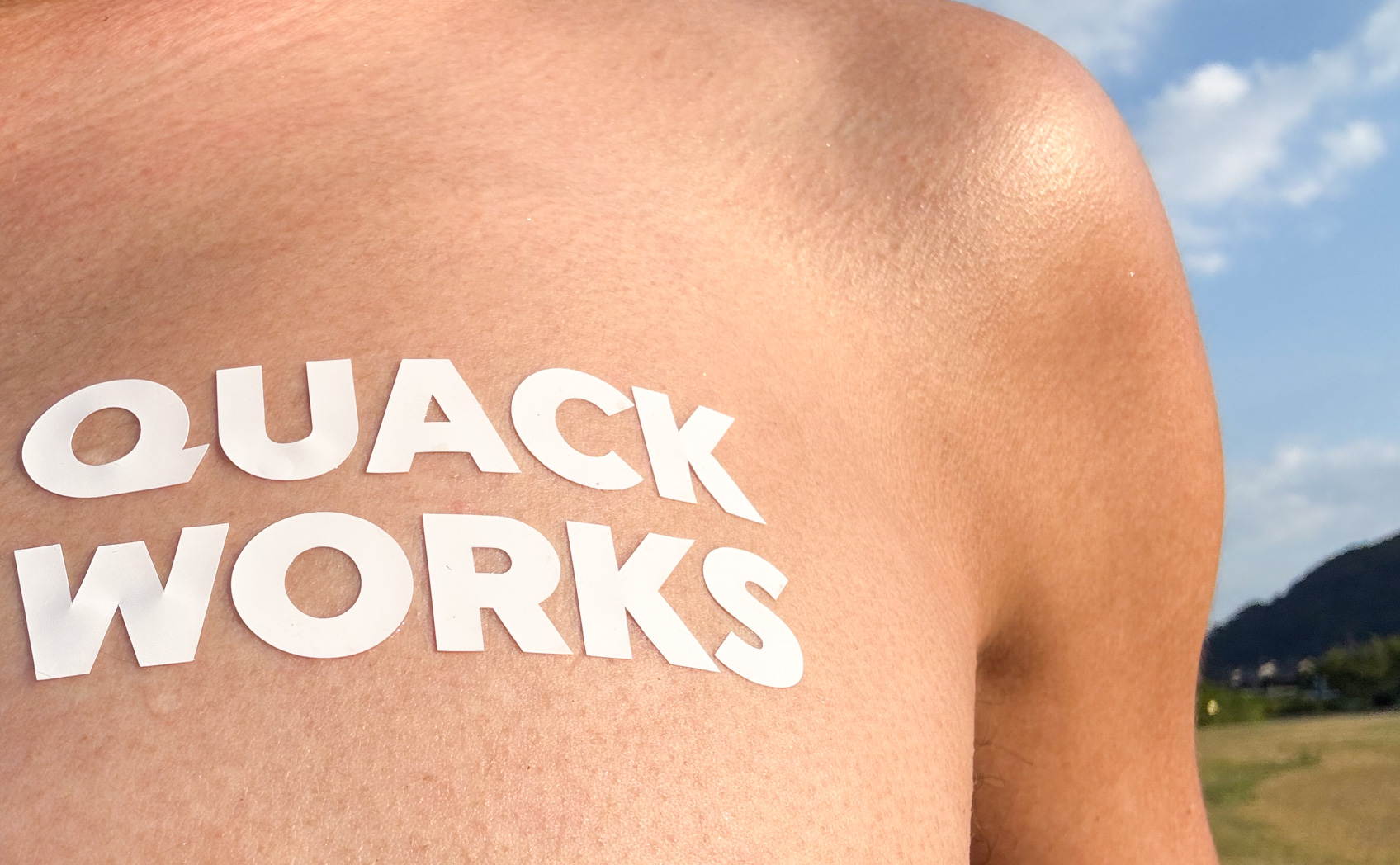 肌にカッティングシートは貼れるのか。そして日焼け跡はできるのかの実験