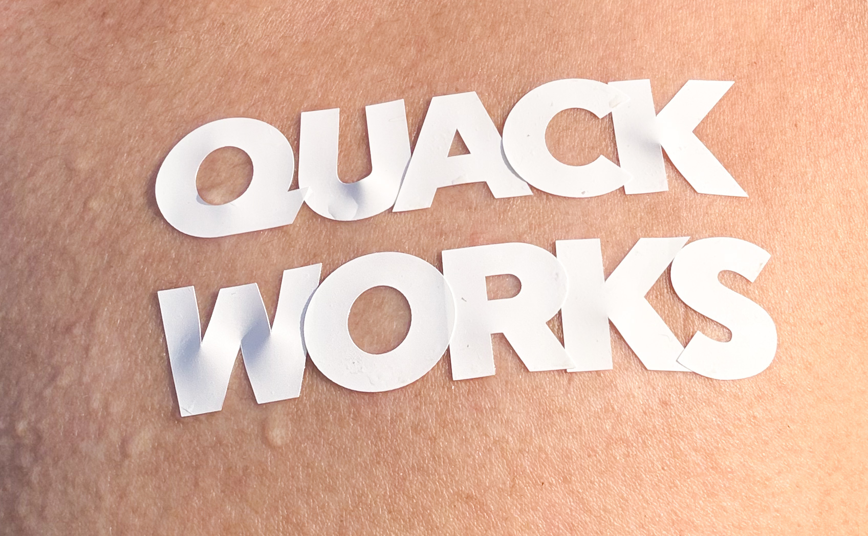 肌にカッティングシートは貼れるのか。そして日焼け跡はできるのかの実験