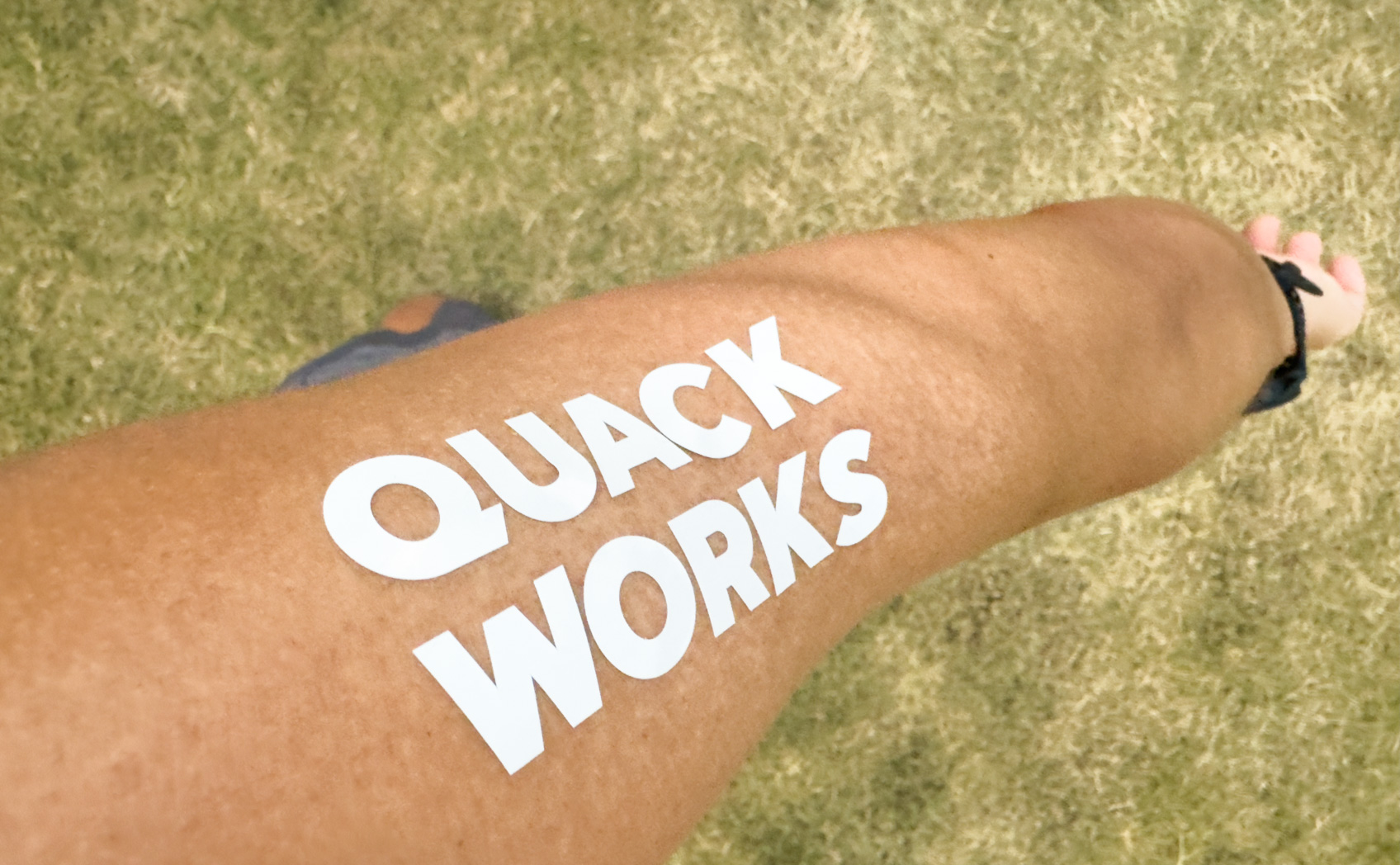 肌にカッティングシートは貼れるのか。そして日焼け跡はできるのかの実験