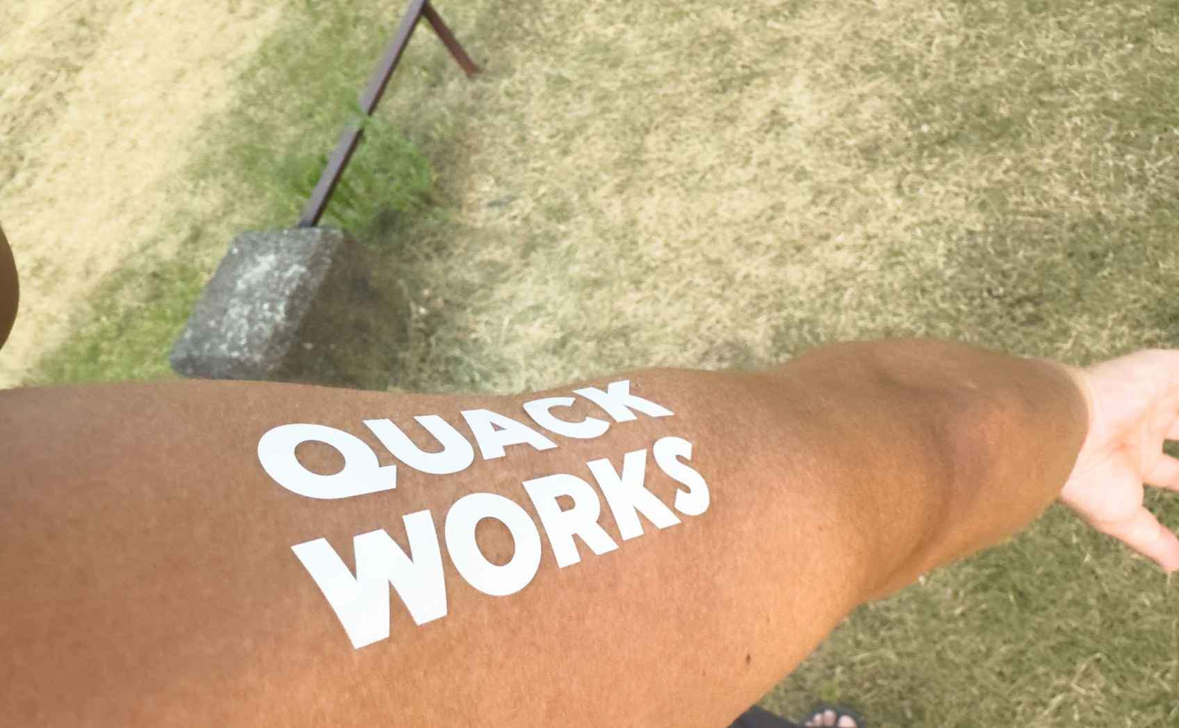 肌にカッティングシートは貼れるのか。そして日焼け跡はできるのかの実験