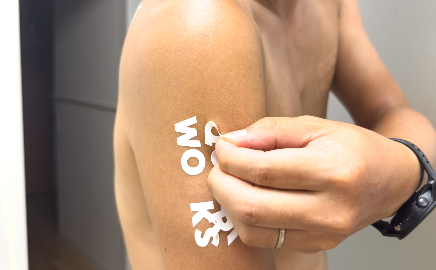 肌にカッティングシートは貼れるのか。そして日焼け跡はできるのかの実験