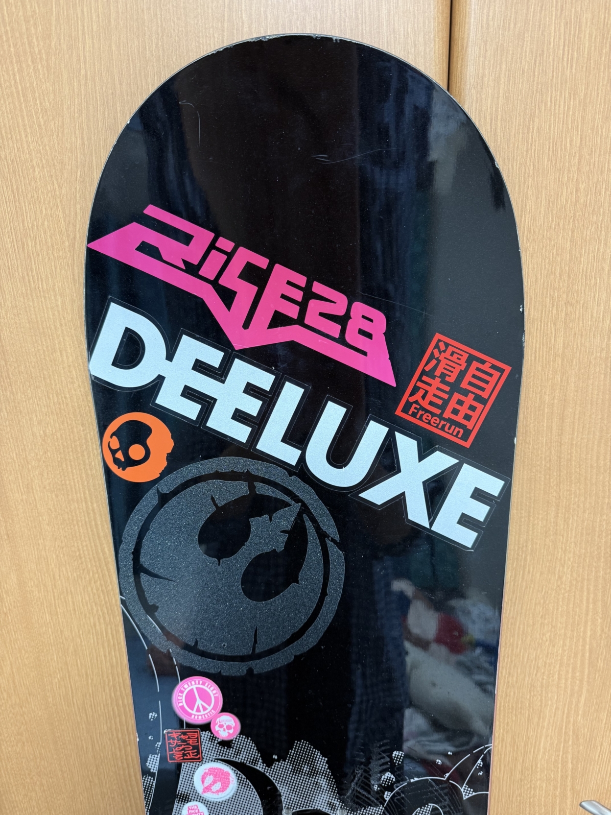 スノーボードに貼られたカッティングシート