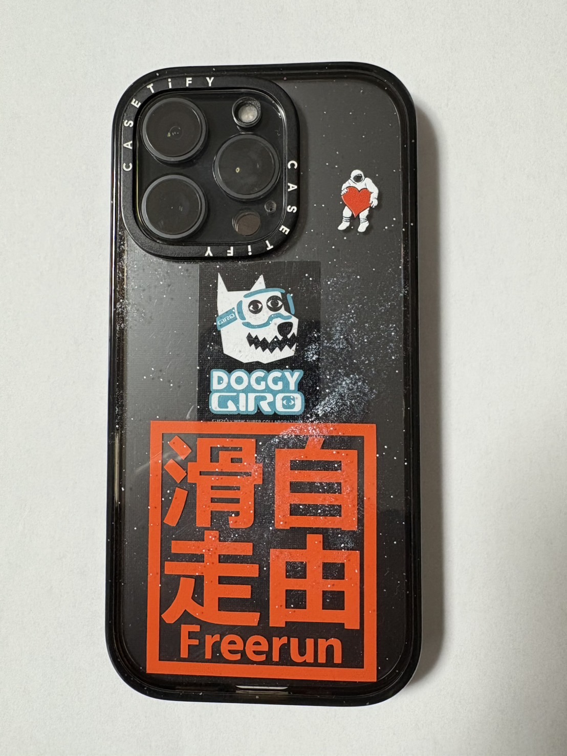 スマホケースに貼られたカッティングシート