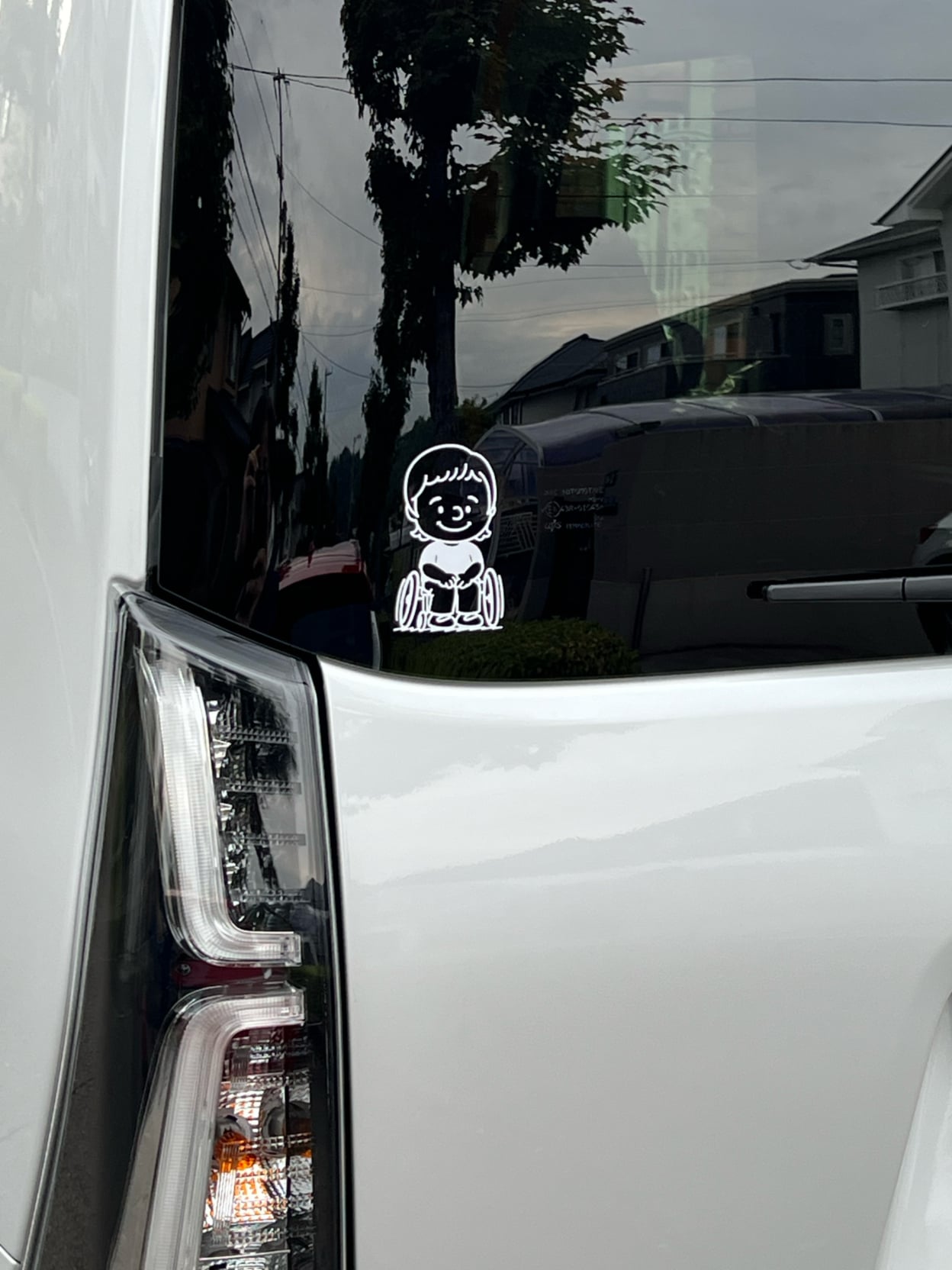 車のリアガラスに貼られたカッティングシート