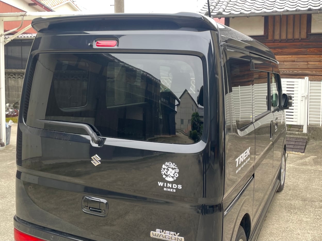 軽バンの後ろ側に貼られたカッティングシート