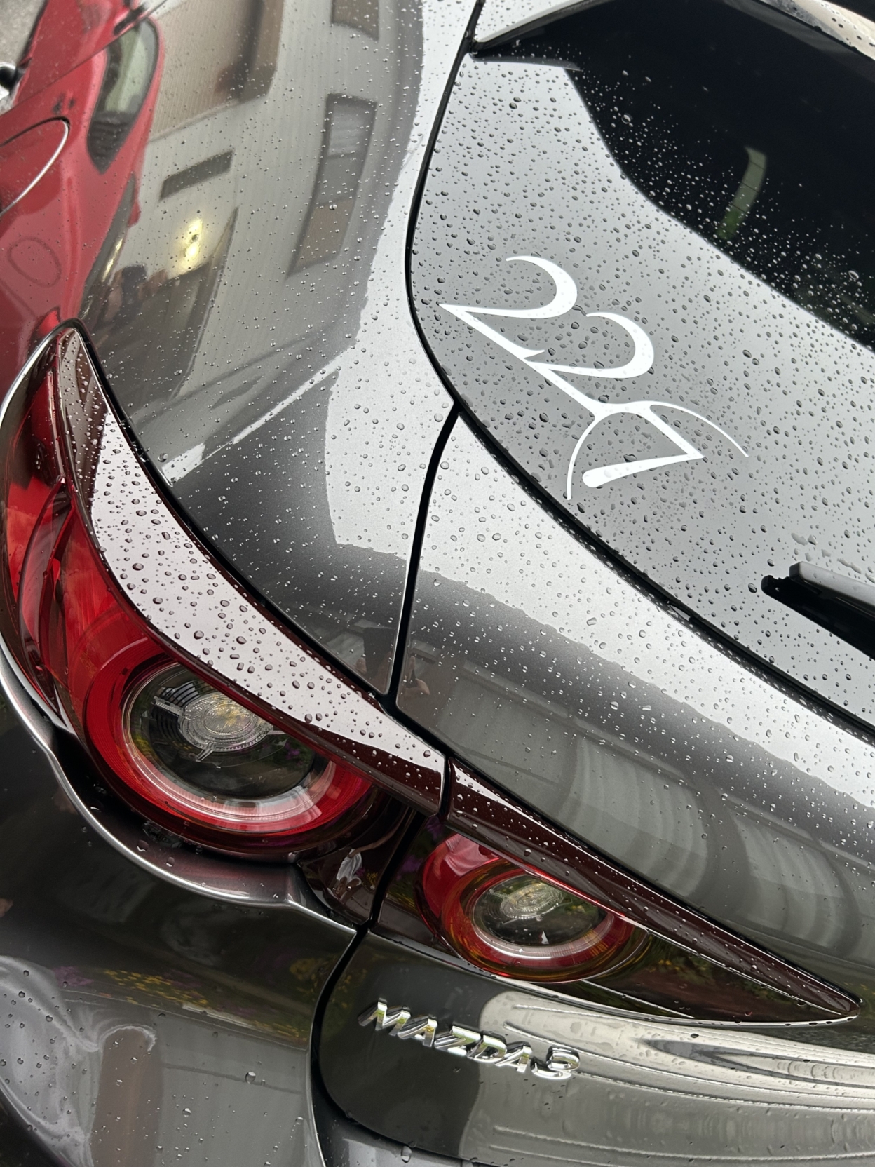 車のリアガラスに貼られたカッティングシート2