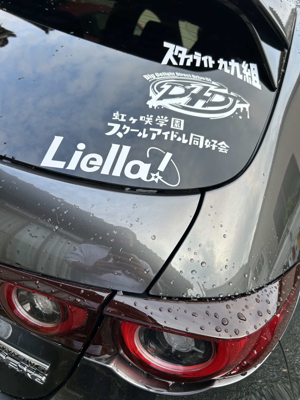 車のリアガラスに貼られたカッティングシート