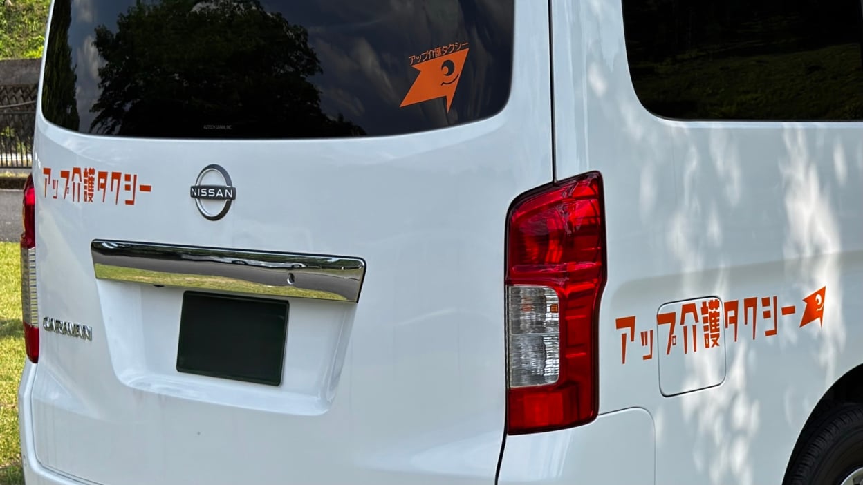 軽自動車のボディに貼られたカッティングシート