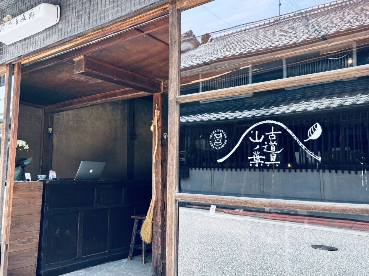 ガラス面に貼られたホワイトのカッティングシート