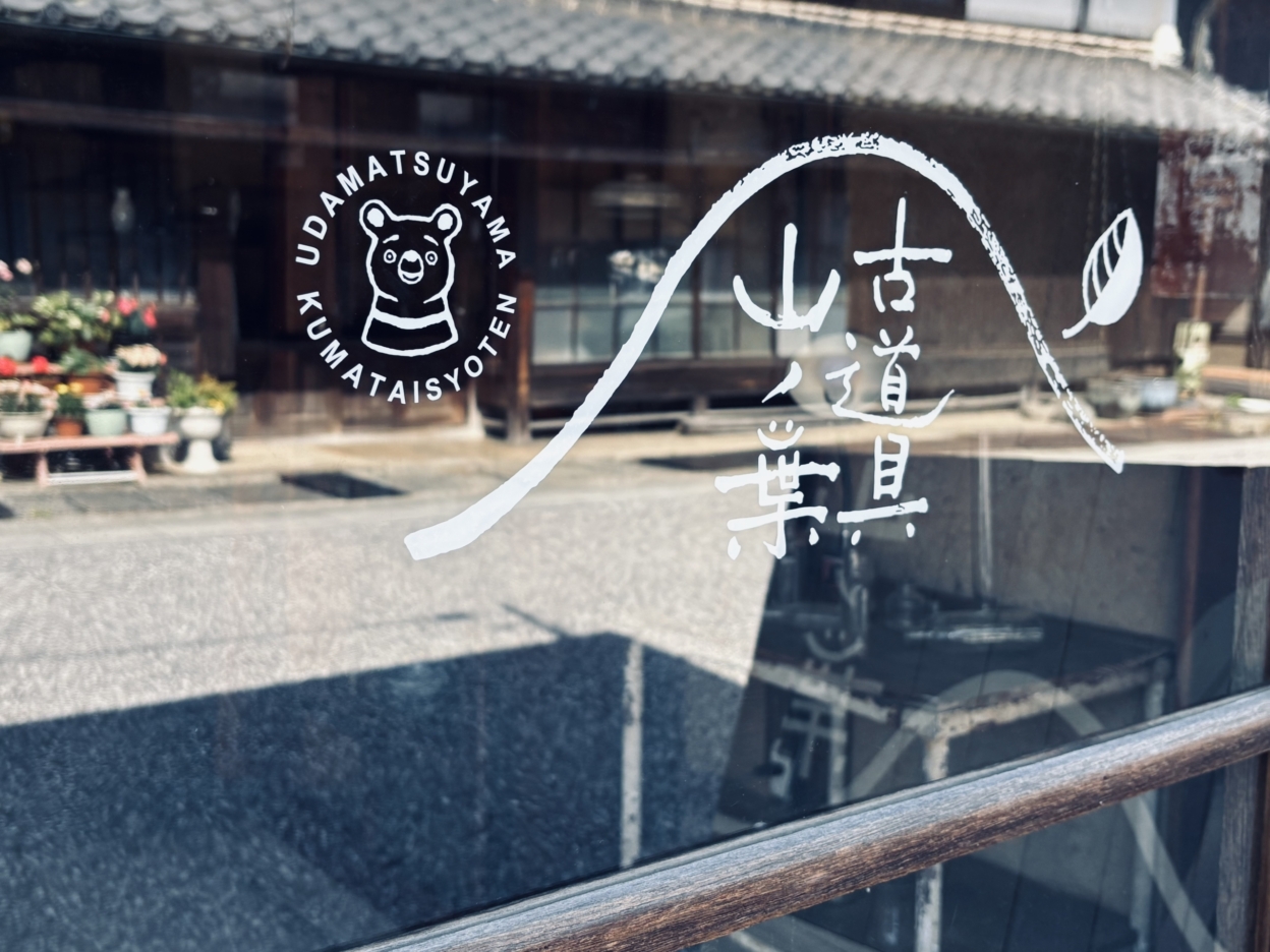 ガラス面に貼られたホワイトのカッティングシート