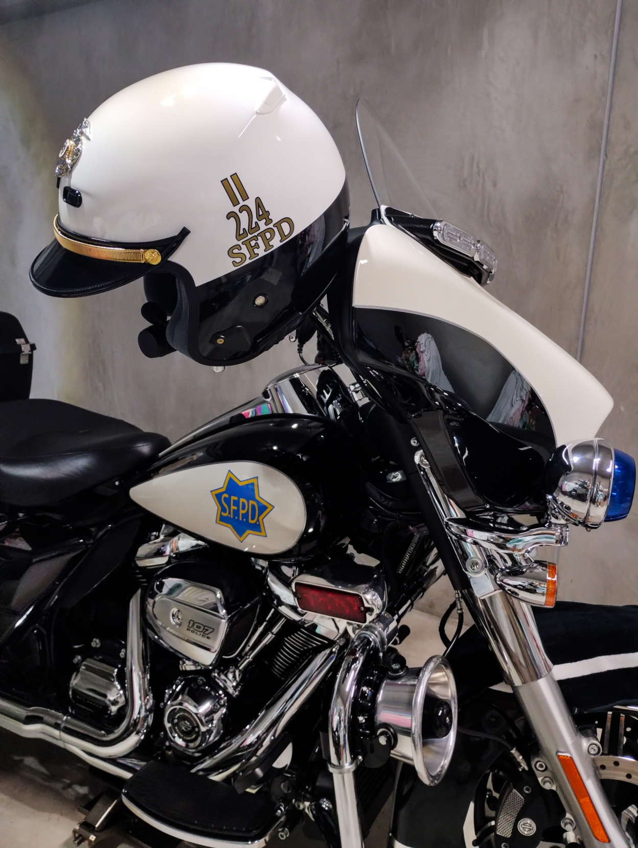 バイクとカッティングシートが貼られたヘルメット