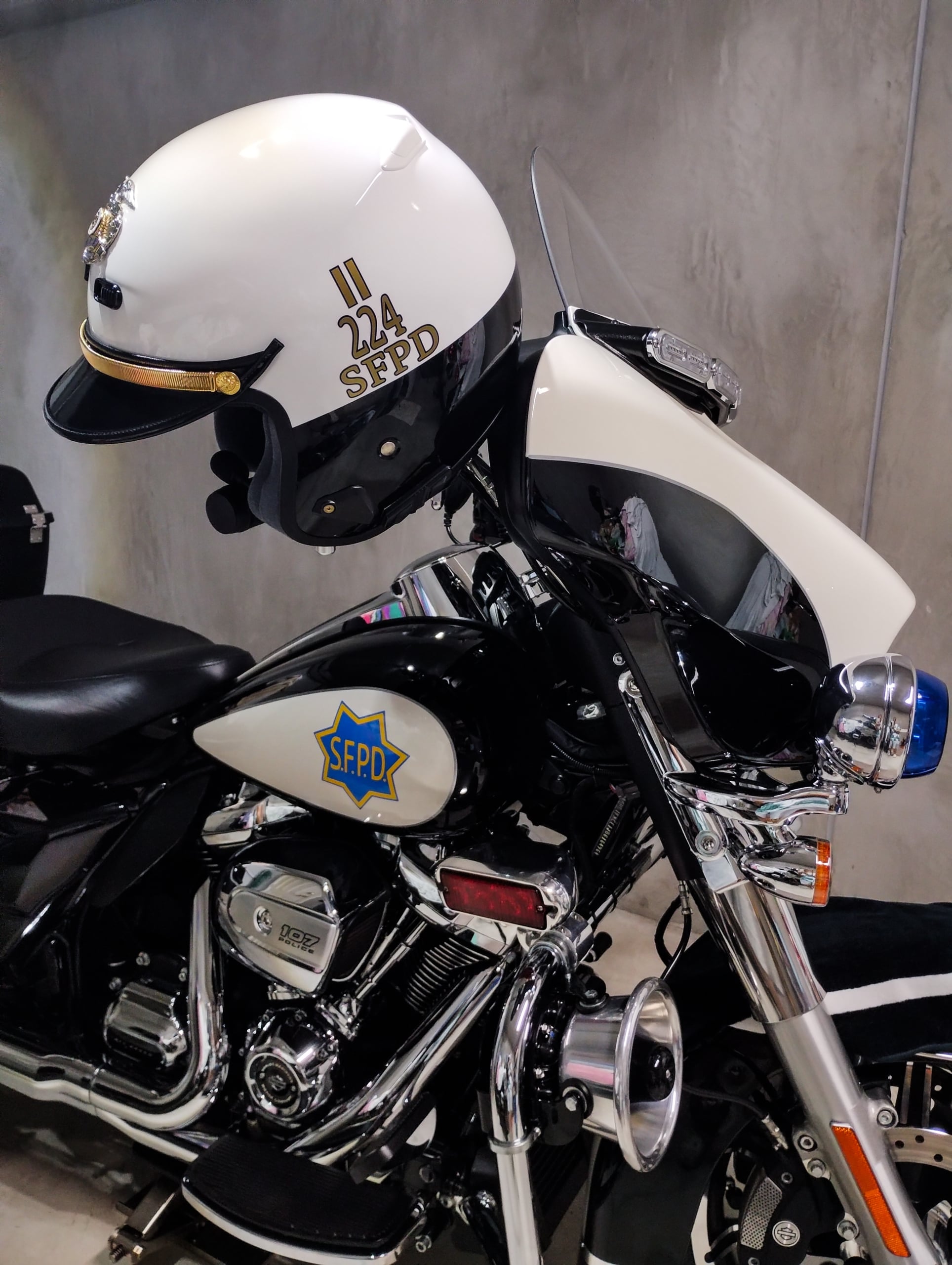 バイクのヘルメットに貼る2色のかっこいいカッティングステッカー 