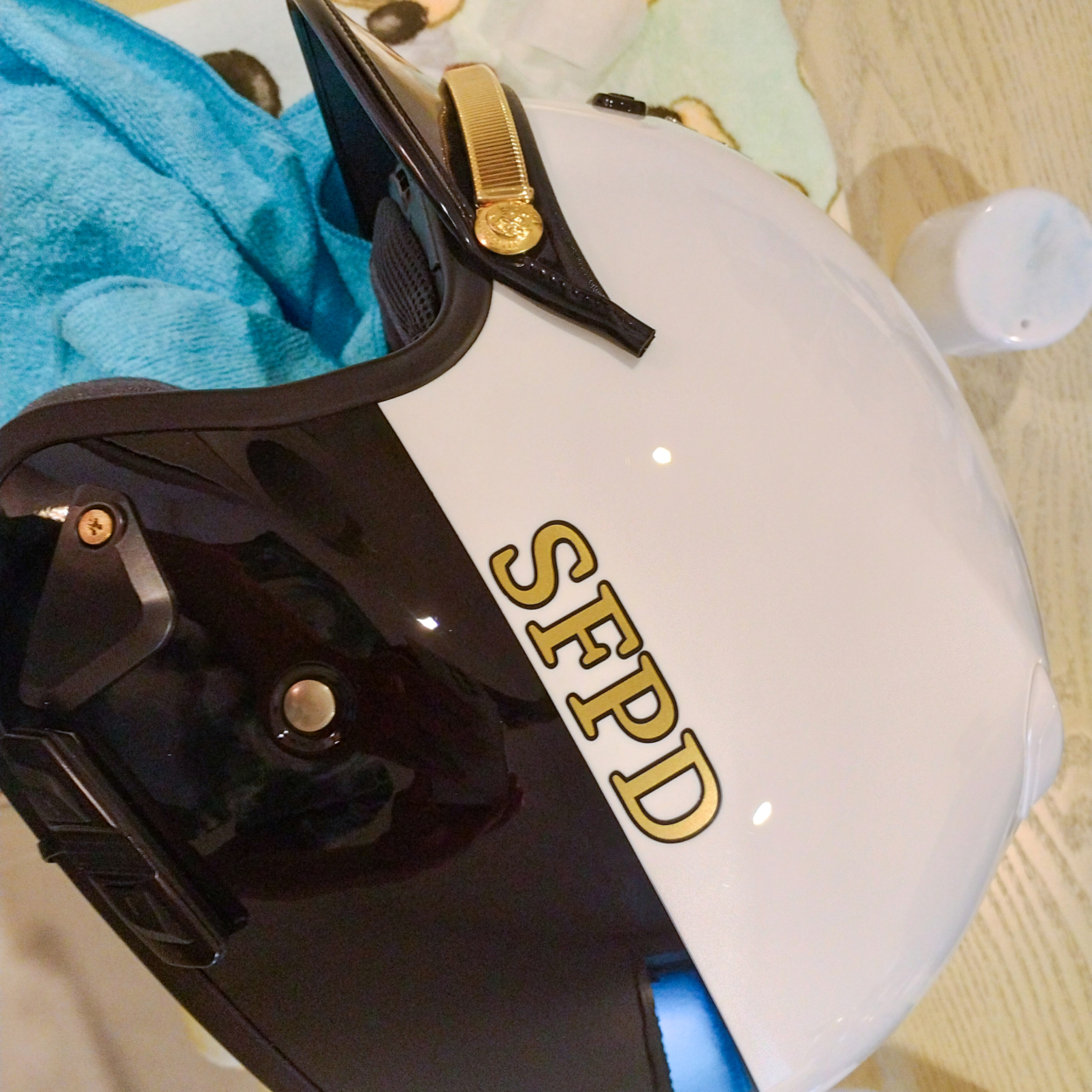 バイクのヘルメットに貼られたカッティングシート