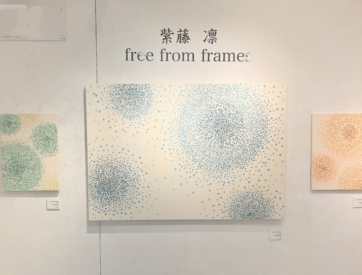 展示会で壁に貼られたカッティングシート_正面