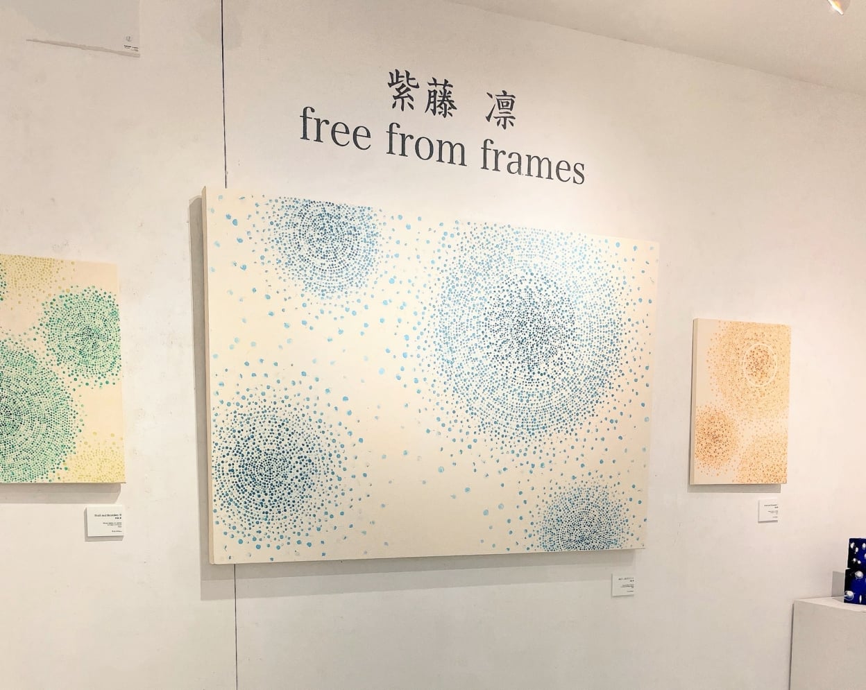 展示会で壁に貼られたカッティングシート_斜めから