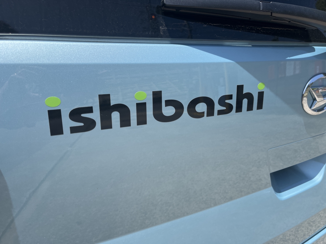 軽自動車のボディに貼られた多色のカッティングシート 拡大