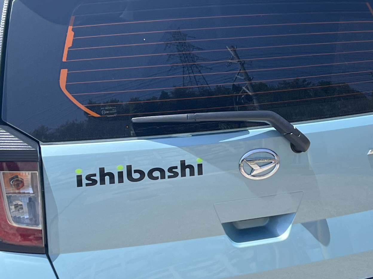 軽自動車のボディに貼られた多色のカッティングシート