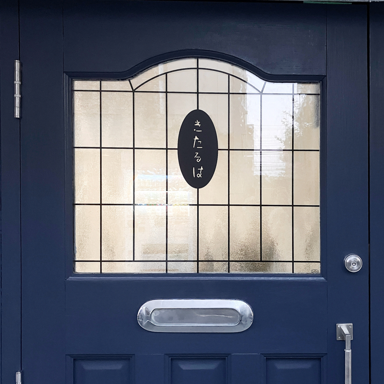 ガラスに貼られたカッティングシート