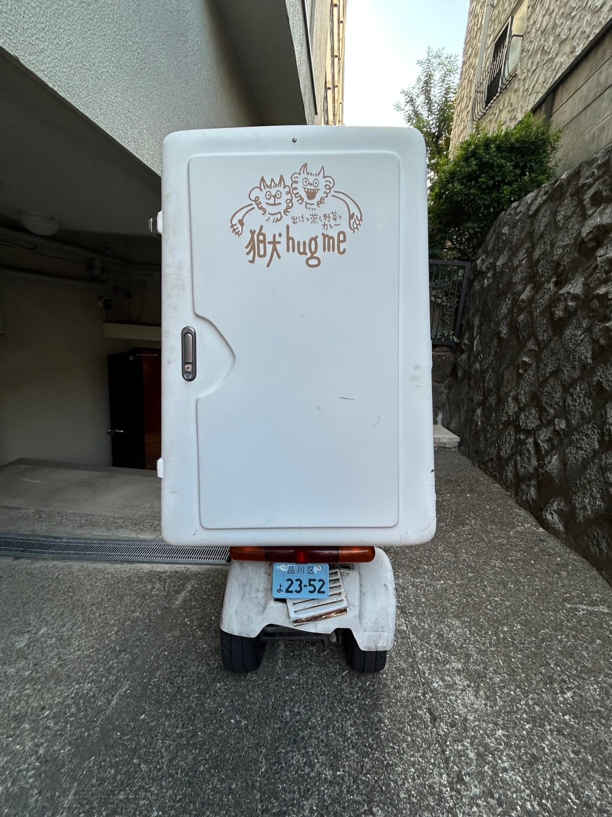 バイクの荷台に貼られたカッティングシート