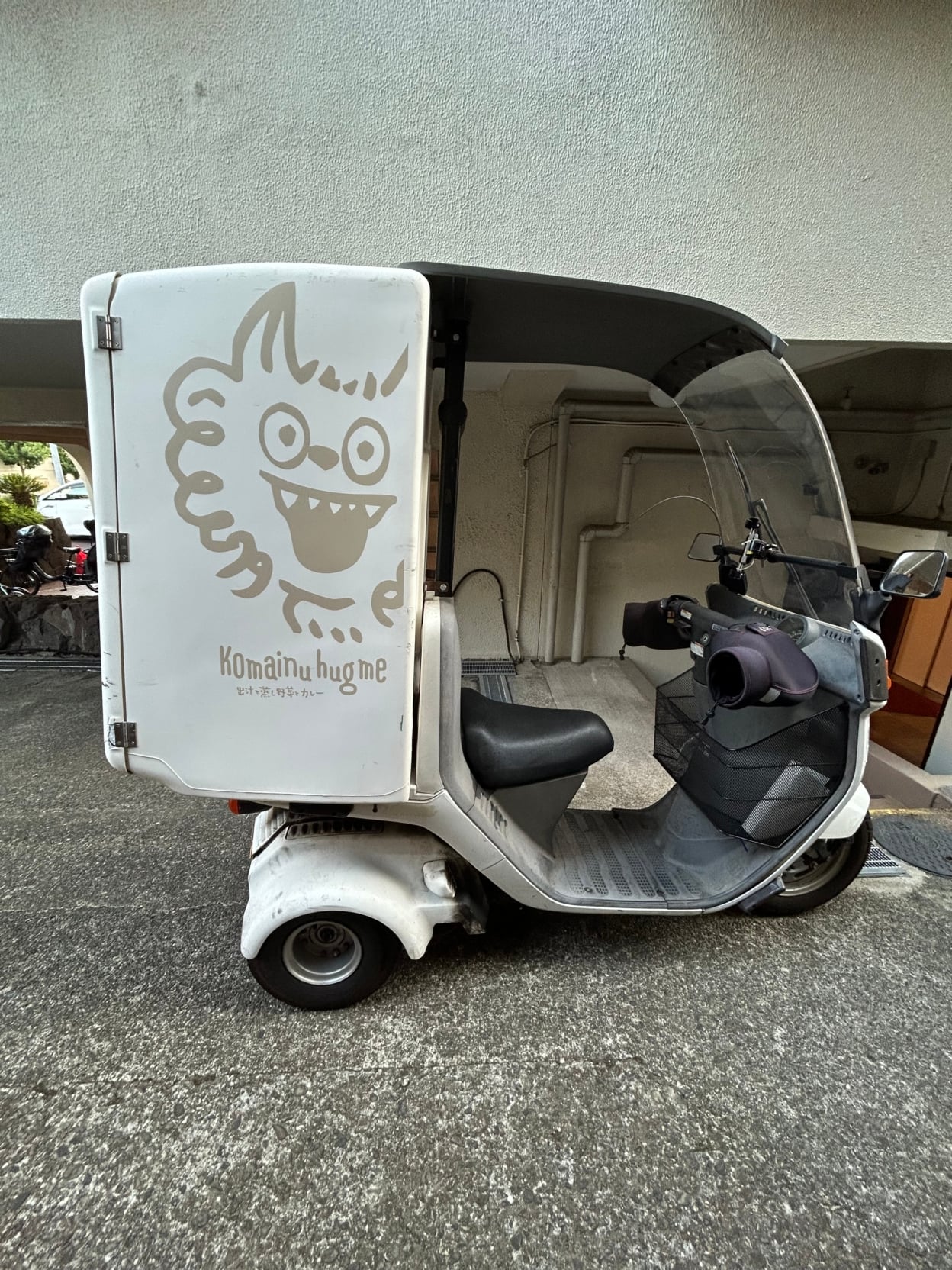 バイクの荷台に貼られたカッティングシート 横から