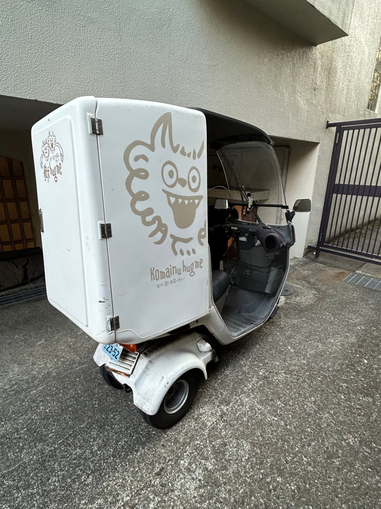 バイクの荷台に貼られたカッティングシート　斜め後ろから