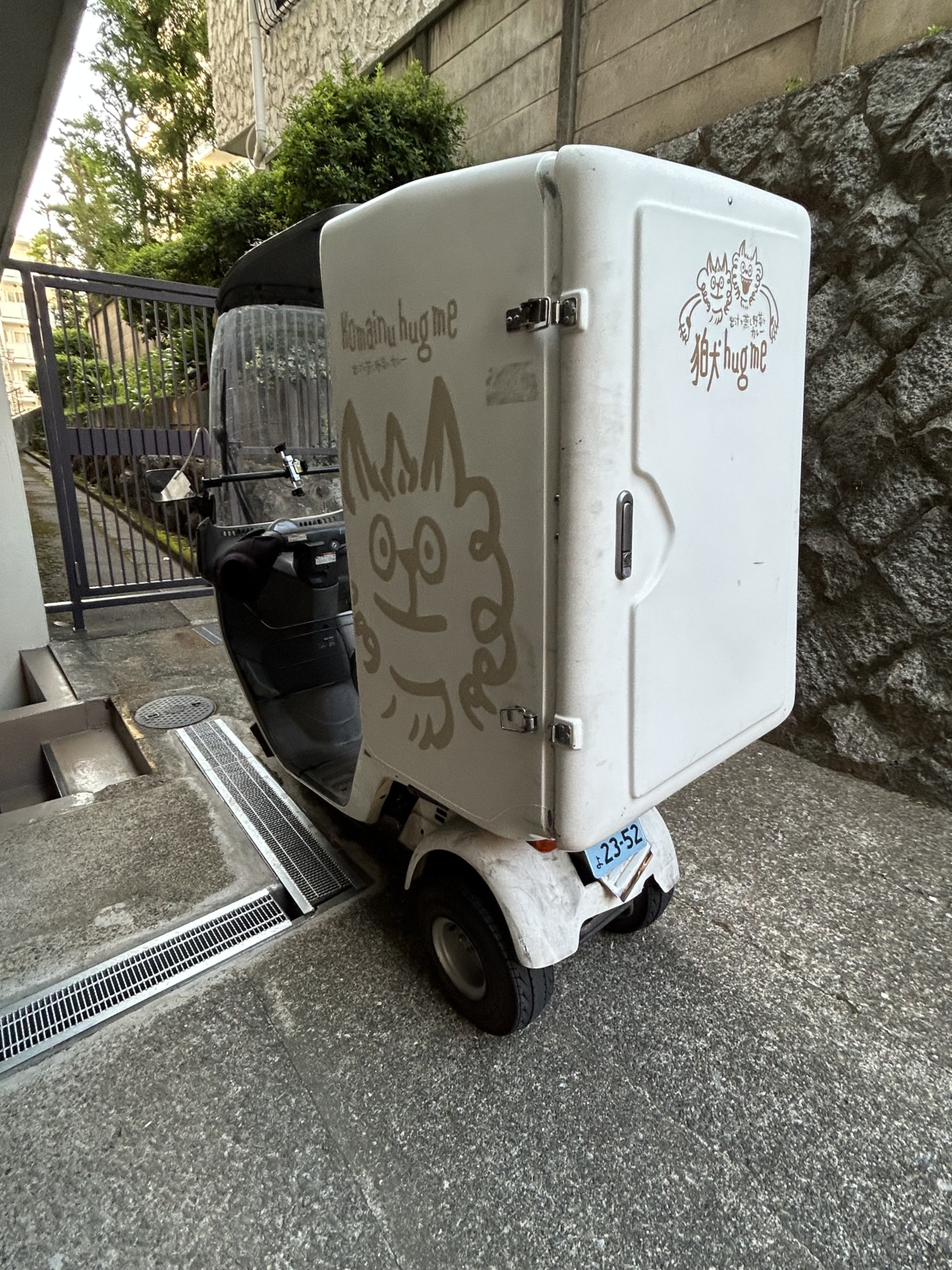 バイクの荷台に貼られたカッティングシート 斜め後ろ2