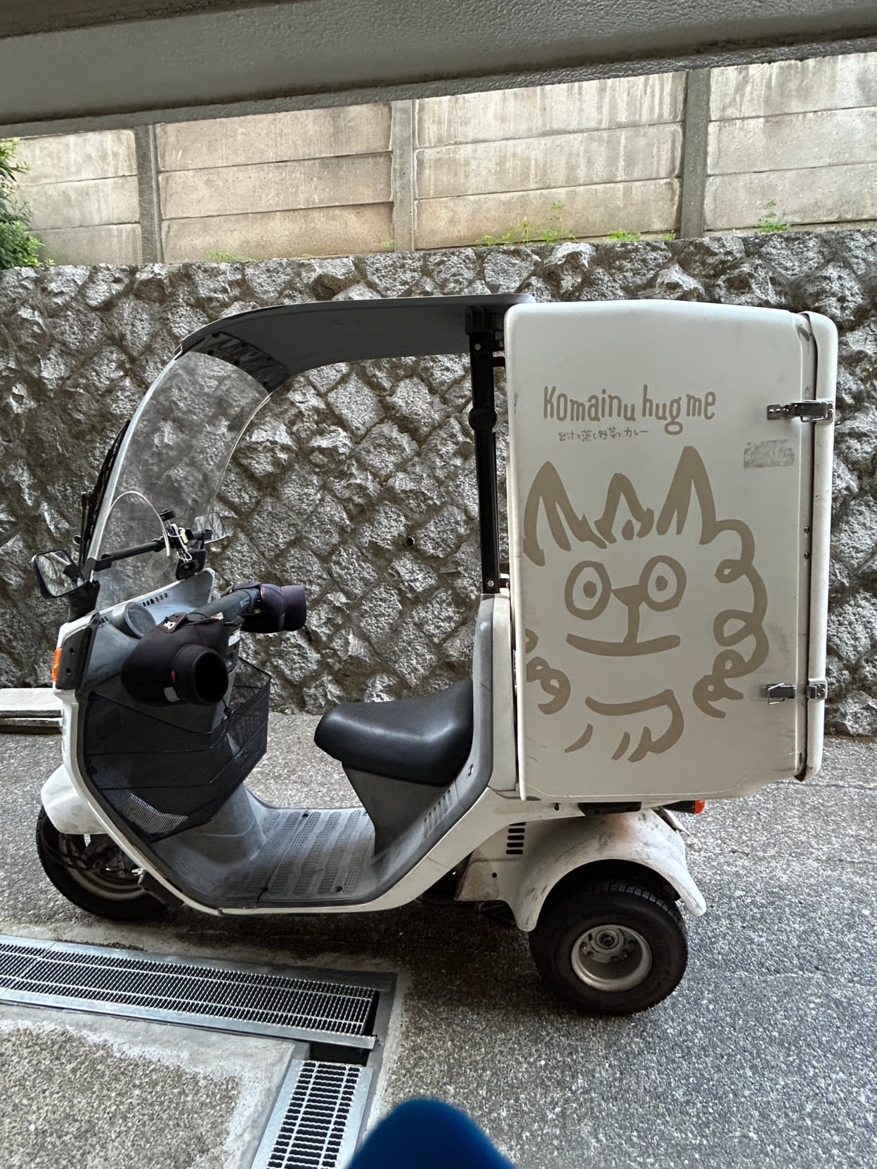 バイクの荷台に貼られたカッティングシート 横から2