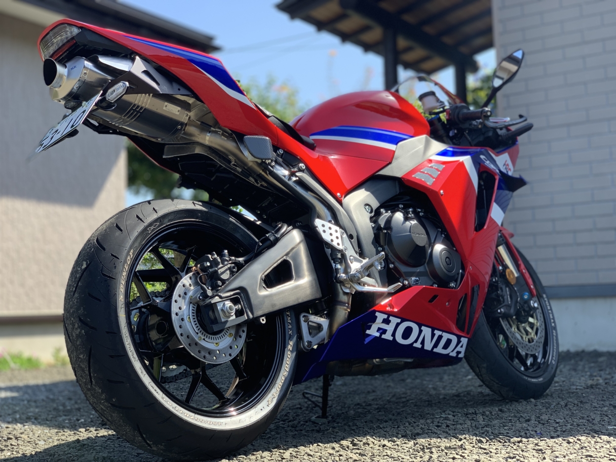 バイクに貼られたカッティングシート 斜め後ろから