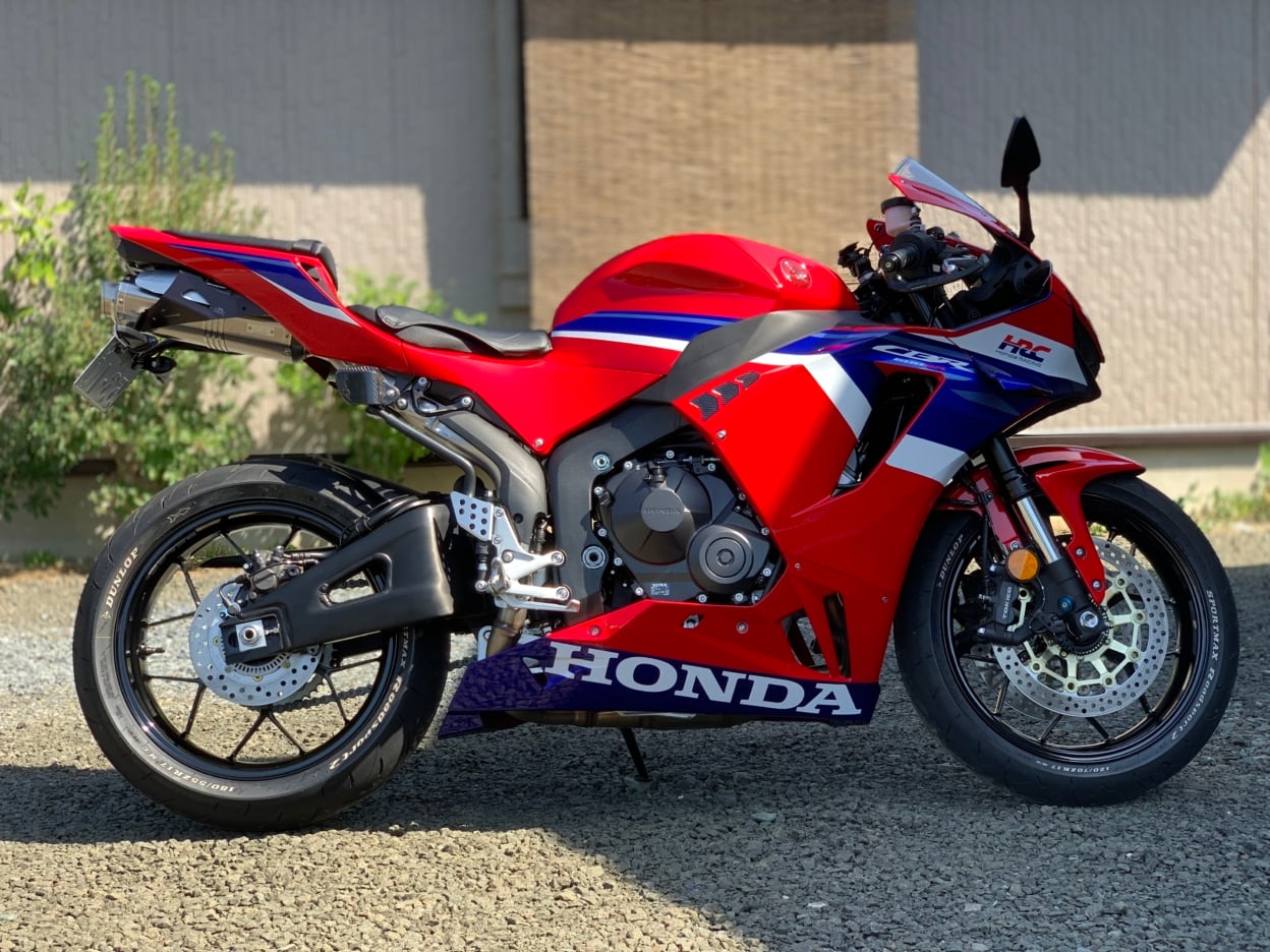 バイクに貼られたカッティングシート 横から