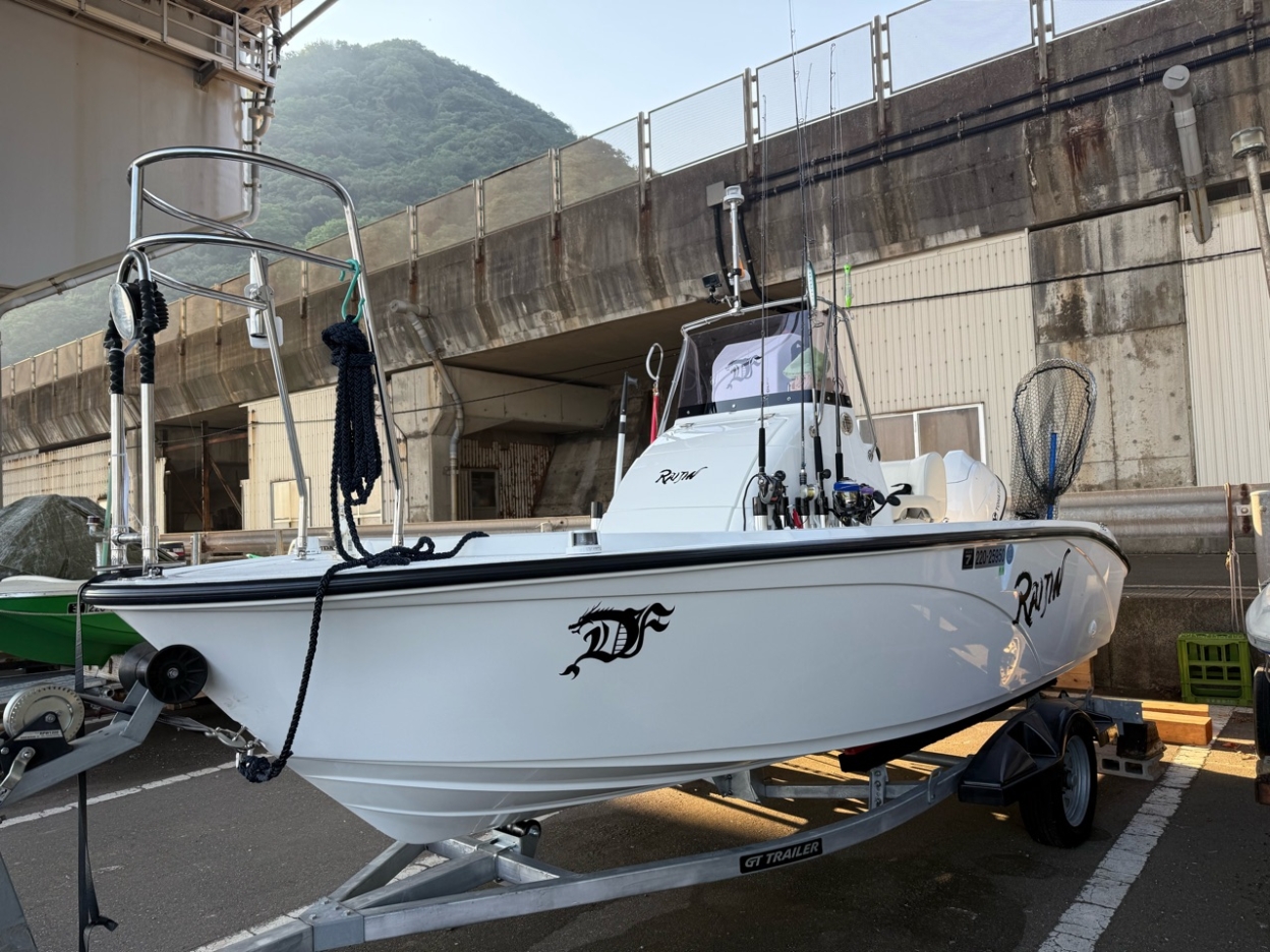 ドラゴンのデザインのロゴをカッティングシートで作成し船舶に貼り付けた写真