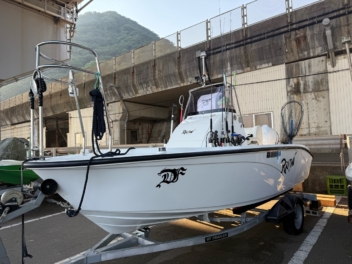 新造船のボディにオリジナルのかっこいいカッティングステッカー！