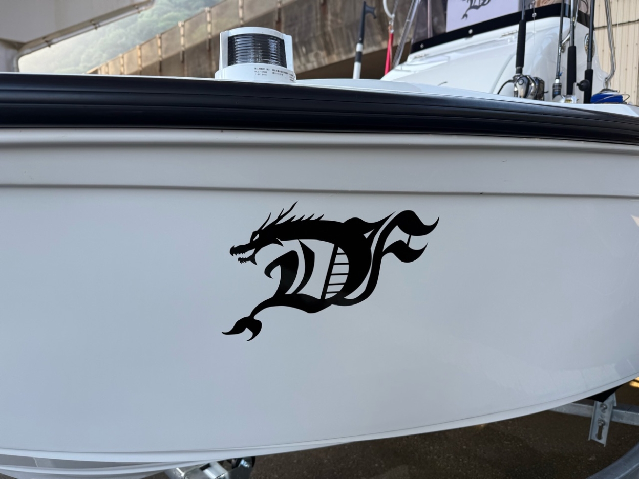 ドラゴンのデザインのロゴをカッティングシートで作成し船舶に貼り付けた写真の拡大