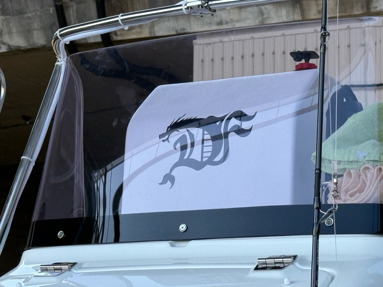 ドラゴンのデザインのロゴをカッティングシートで作成し船舶に貼り付けた写真の拡大2