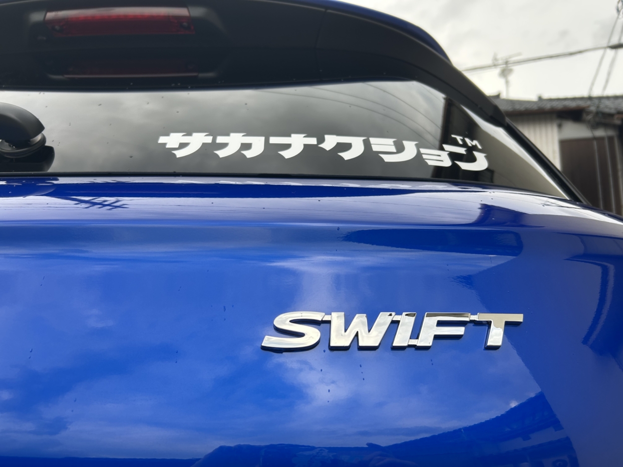 車のリアガラスに貼られたカッティングシート 引き