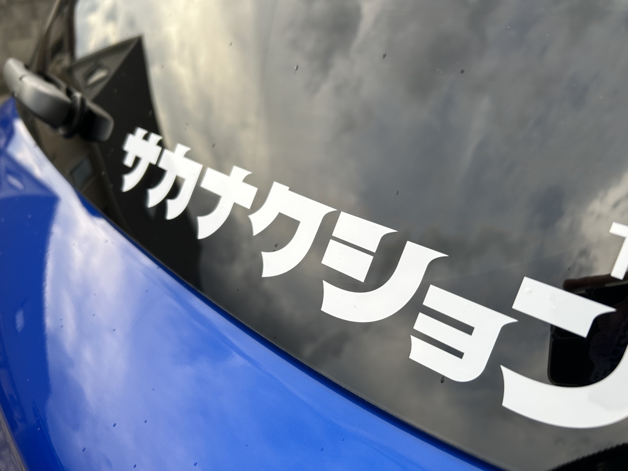 車のリアガラスに貼られたカッティングシート