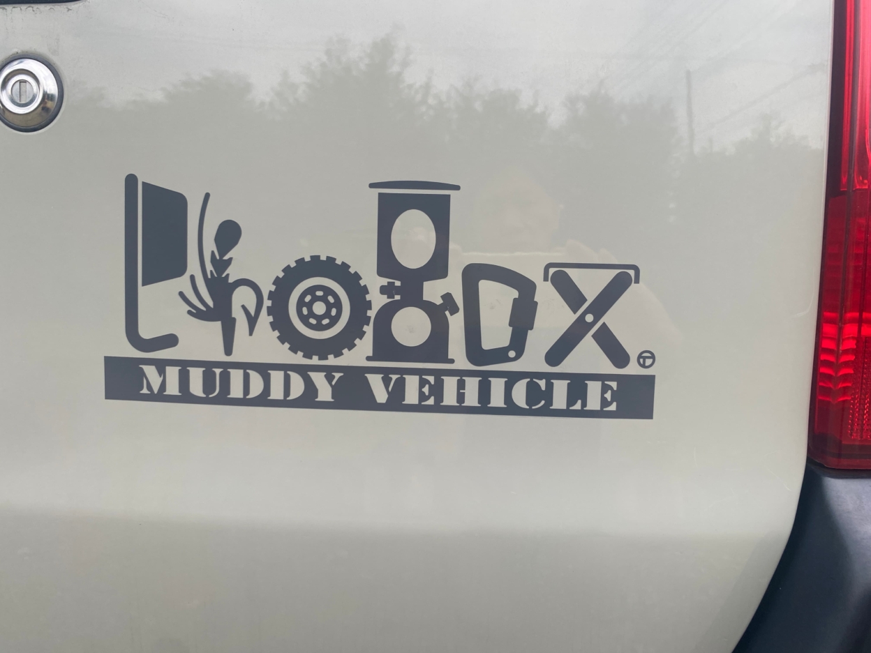 車のリアドアに貼られたグレーのカッティングシート 拡大